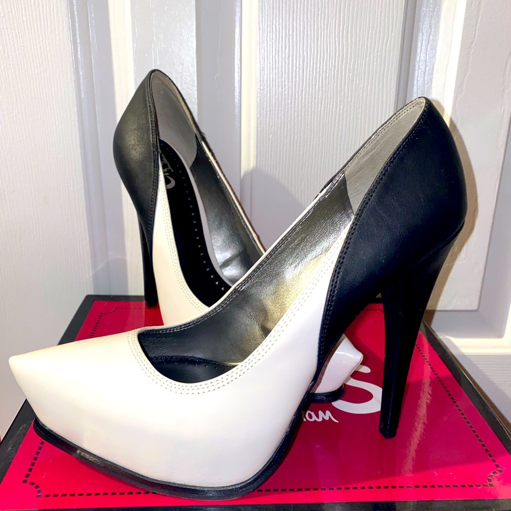 Black and white Pumps